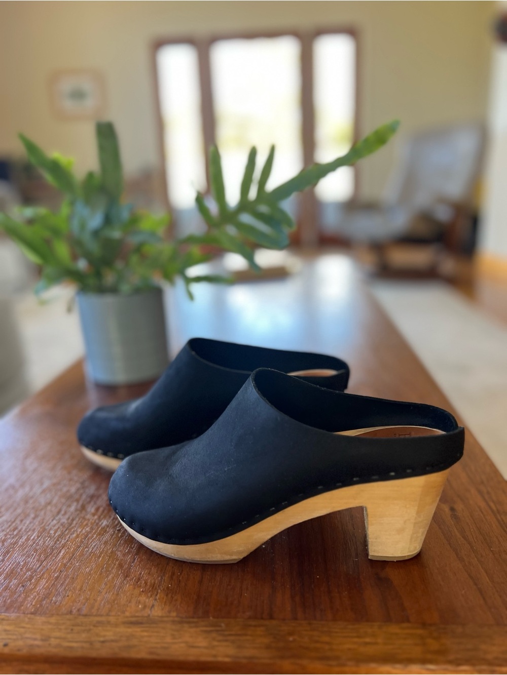Bryr Chloe Clog in black (coal) nubuck